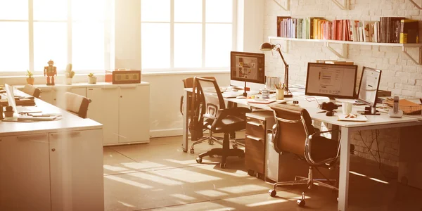 Lugar de trabajo con ordenadores en la oficina —  Fotos de Stock