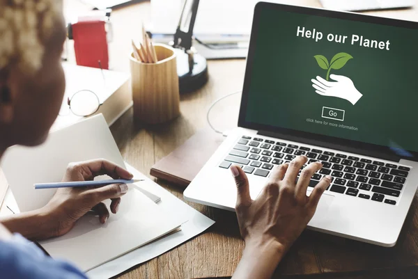 Vrouw die op laptop met help planeet werkt — Stockfoto