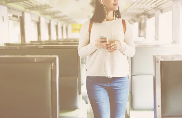 Mujer con teléfono móvil —  Fotos de Stock