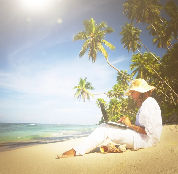 Mujer Relajándose en la playa — Foto de Stock
