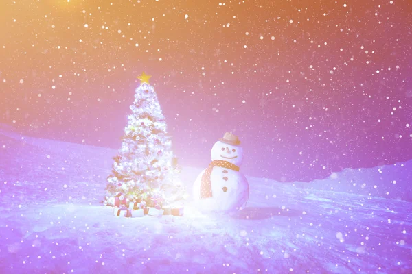 Real boneco de neve perto da árvore de Natal — Fotografia de Stock