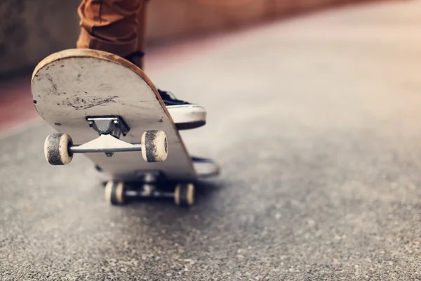 Homme ride sur Skateboard — Photo