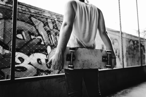 Uomo in possesso di skateboard — Foto Stock