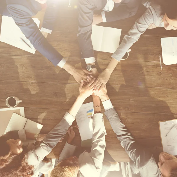 Empresarios estrechando la mano en la reunión — Foto de Stock