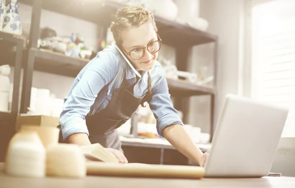 Artista che lavora in studio con laptop — Foto Stock