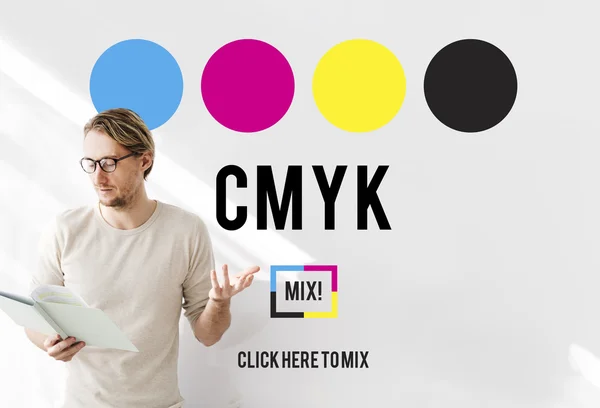 Empresário trabalhando com cmyk — Fotografia de Stock