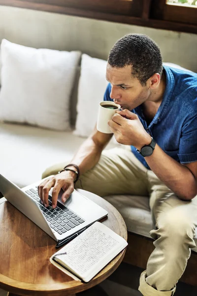 Hombre trabajando con computadora — Foto de Stock
