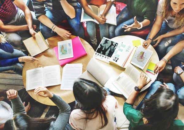 Diversidade estudantes estudando juntos na biblioteca — Fotografia de Stock