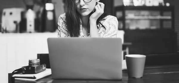 Mujer usando portátil — Foto de Stock