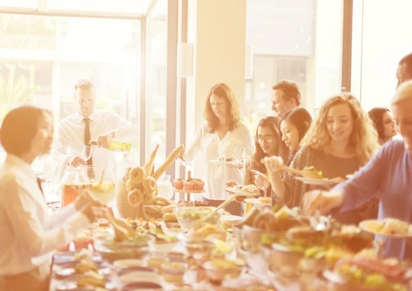 Gente disfrutando comida —  Fotos de Stock