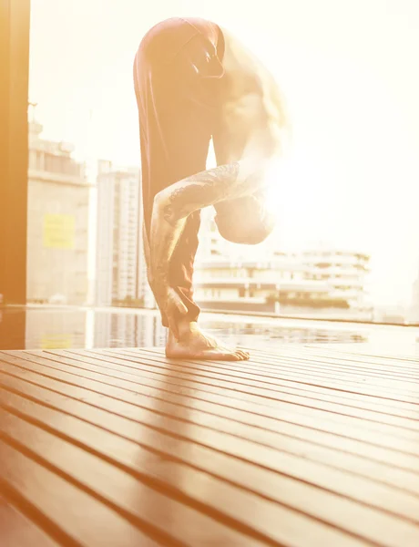 Hombre haciendo práctica de yoga —  Fotos de Stock