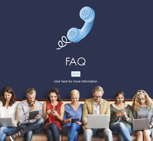 Persone si siedono con dispositivi e FAQ — Foto Stock