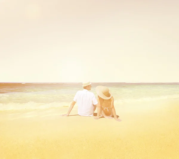 Pareja pasando la luna de miel en la isla — Foto de Stock