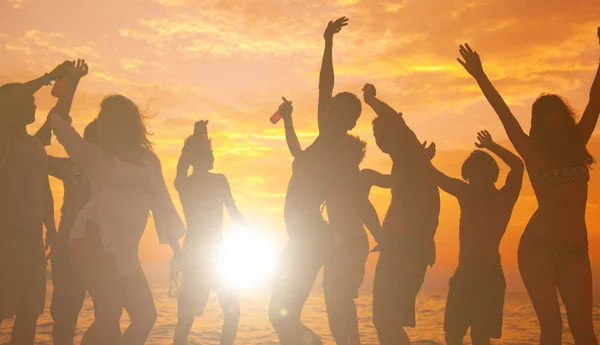 Adultos jóvenes disfrutando fiesta en la playa — Foto de Stock