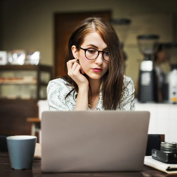 Mulher usando laptop — Fotografia de Stock