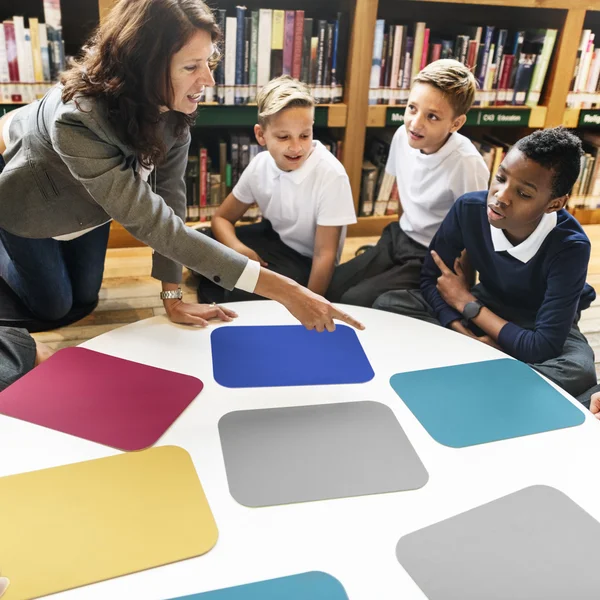 Vrouw leraar hebben les met leerlingen — Stockfoto