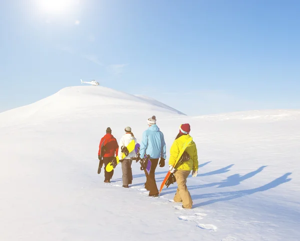 Snowboarders στην κορυφή του βουνού — Φωτογραφία Αρχείου