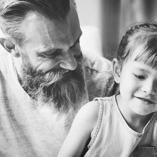 Pappa och dotter umgås tillsammans — Stockfoto