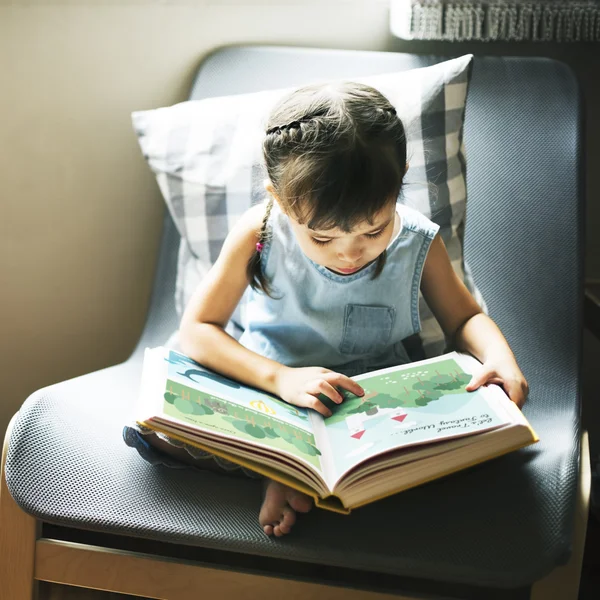 Chica leyendo libro — Foto de Stock