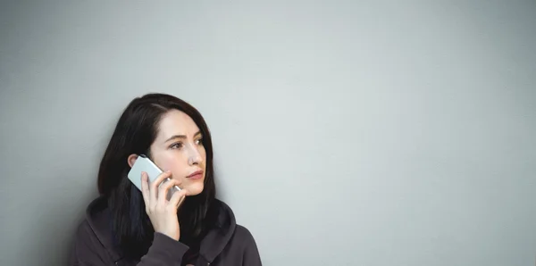 Kvinna med moderna smarta telefonen — Stockfoto