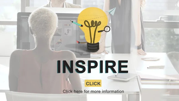 Működik a számítógép és az Inspire üzletasszony — Stock Fotó
