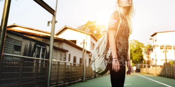 Mujer quedándose en la calle — Foto de Stock