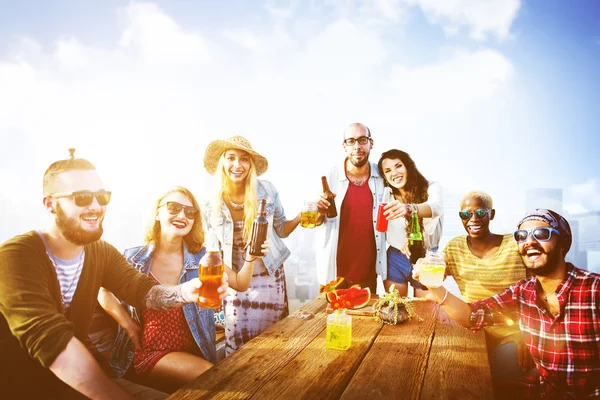 Persone che bevono alla festa sul tetto — Foto Stock