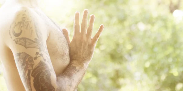 Hombre haciendo práctica de yoga — Foto de Stock