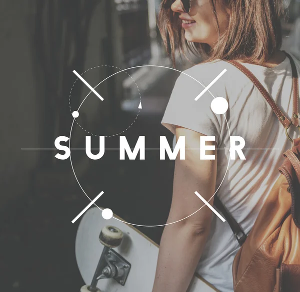 Leende flicka med sommar logo — Stockfoto