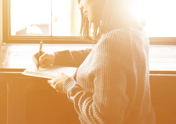 Mujer escribiendo en cuaderno —  Fotos de Stock