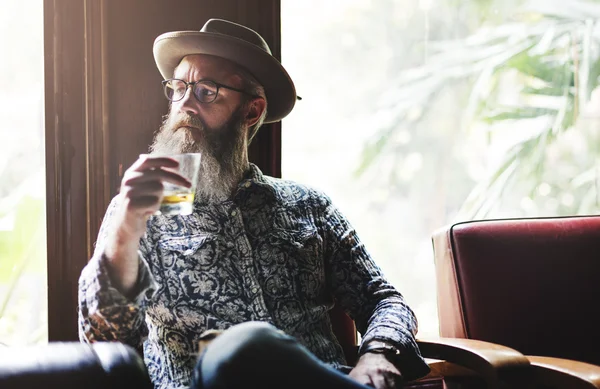 Man in hat drinken van Alcohol — Stockfoto