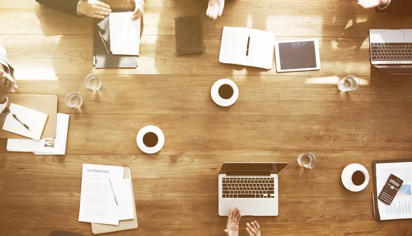 Personas que trabajan en la mesa grande — Foto de Stock