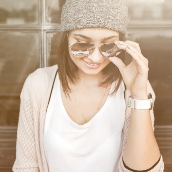 Chica sonriente en sombrero y gafas —  Fotos de Stock