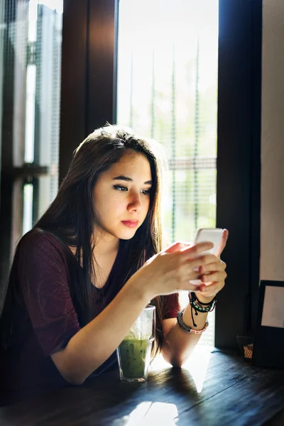 Bebida Mulher com Celular — Fotografia de Stock