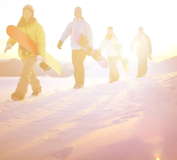 Snowboarders au sommet de la montagne — Photo