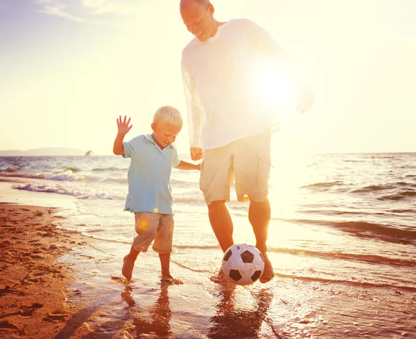 Pai e filho brincando com bola — Fotografia de Stock