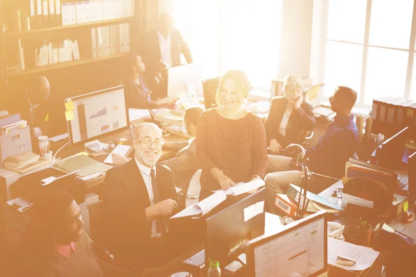 Les gens d'affaires travaillant dans le bureau — Photo