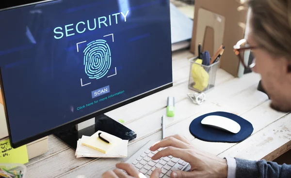 Zakenman werkt op de computer — Stockfoto