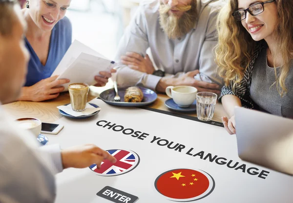 Οι άνθρωποι συζητούν για να επιλέξετε τη γλώσσα σας — Φωτογραφία Αρχείου