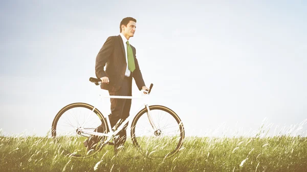 Бизнесмен в костюме с велосипедом — стоковое фото