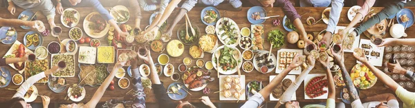 Gente disfrutando comida —  Fotos de Stock