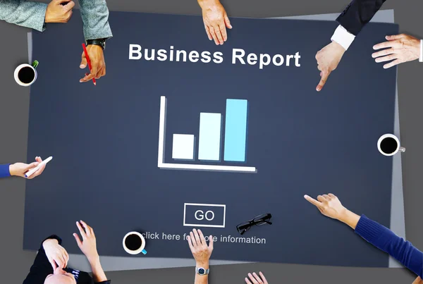 Ludzie biznesu, wskazując na sprawozdanie z działalności — Zdjęcie stockowe