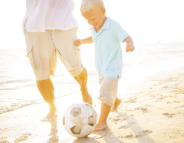 Far och son leker med bollen — Stockfoto