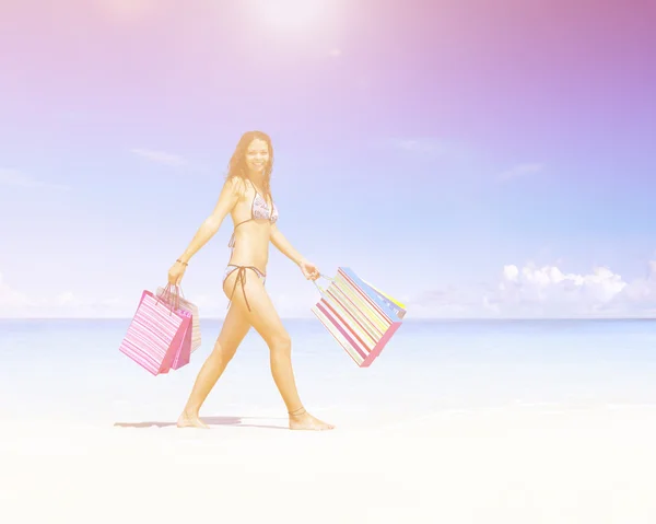 Donna con shopping bag sulla spiaggia — Foto Stock