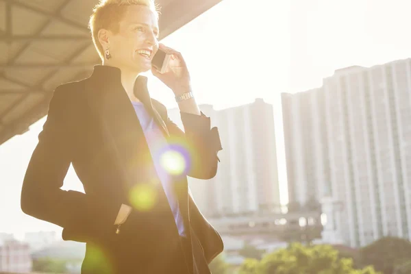 Donna d'affari che utilizza il telefono cellulare — Foto Stock