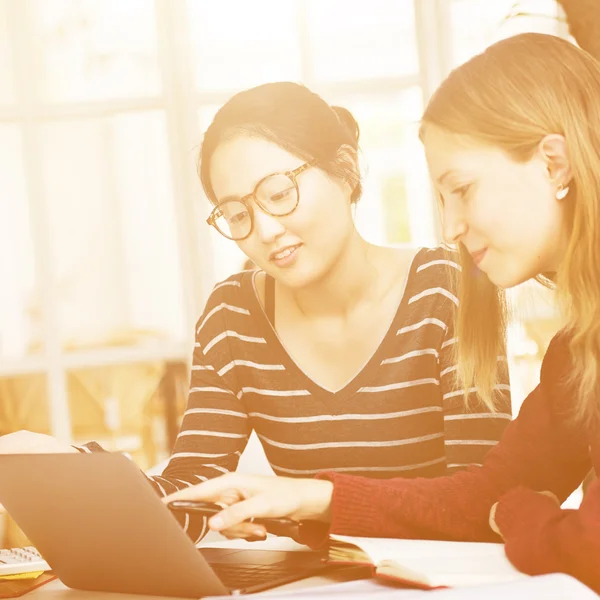 Donne che lavorano insieme al computer — Foto Stock