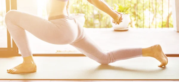 Mujer haciendo práctica de yoga —  Fotos de Stock