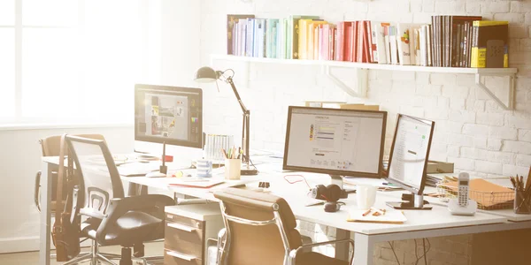 Lugar de trabajo con ordenadores en la oficina —  Fotos de Stock