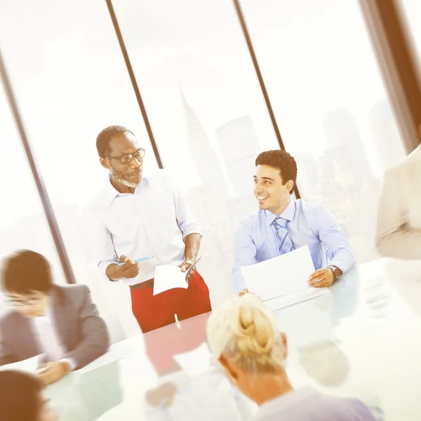 Mensen uit het bedrijfsleven over de bijeenkomst — Stockfoto