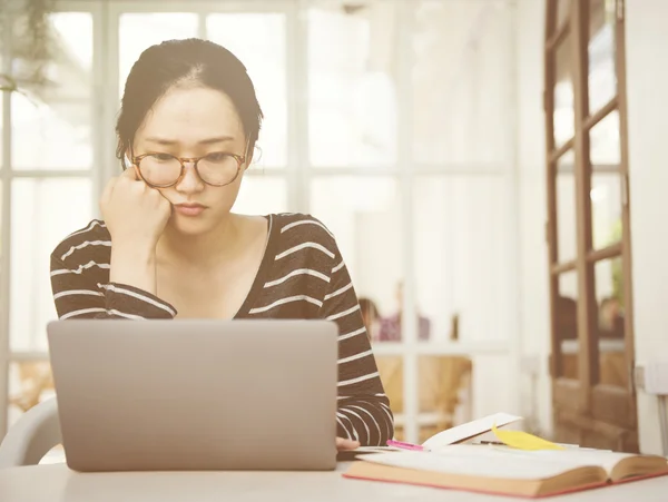 Vrouw die met een computer werkt — Stockfoto